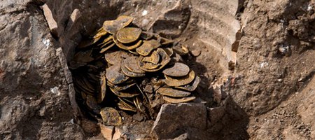 Israeli Teenagers Unearth Hoard of 425 Gold Coins Dating Back 1,100 Years