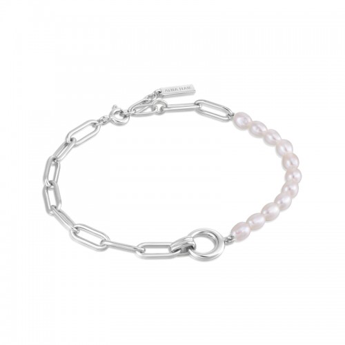 Pearl Chunky Link Chain Bracelet?Get playful with trends this season with this chic pairing of chunky silver chains and a row of glistening pearls. This link bracelet is the perfect statement piece to add texture and style to your look in a bold and conte