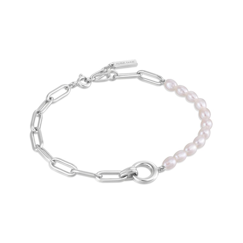 Pearl Chunky Link Chain Bracelet?Get playful with trends this season with this chic pairing of chunky silver chains and a row of glistening pearls. This link bracelet is the perfect statement piece to add texture and style to your look in a bold and conte