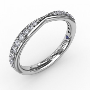14K WHITE GOLD BAND PINCHED CENTER BAND WITH .25CTTW ROUND SI CLARITY & GH COLOR DIAMONDS