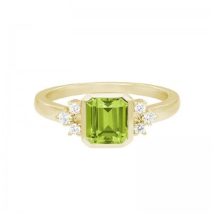 14K YELLOW GOLD 6X7MM (1.30CT) EMERALD CUT BEZEL SET PERIDOT RITNG WITH .11CTTW ROUND SI CLARITY & GH COLOR DIAMONDS SET ON THE SIDES